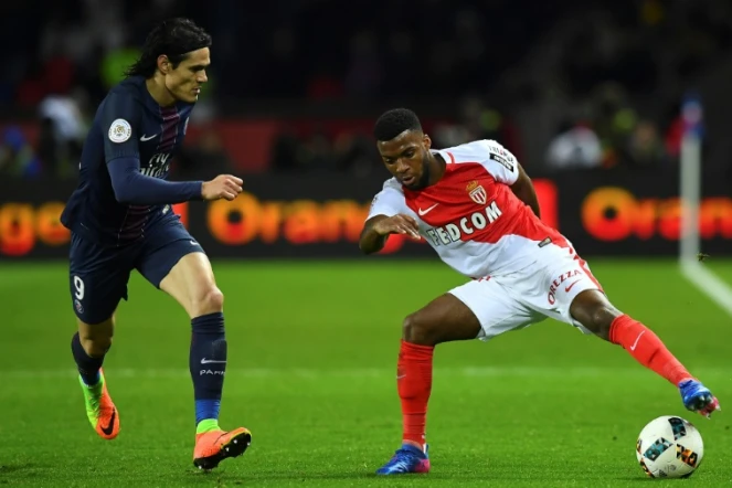 L'attaquant du PSG Edinson Cavani et le milieu de terrain de Monaco Thomas Lemar, le 29 janvier 2017 au Parc des Princes