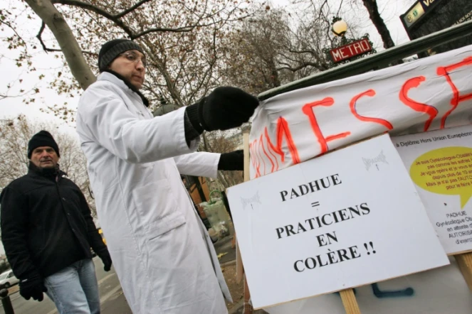 Des médecins à diplôme étranger (hors UE) manifestent devant  Matignon à Paris, le 28 décembre 2005, pour dénoncer le statut précaire et le travail sous-payé