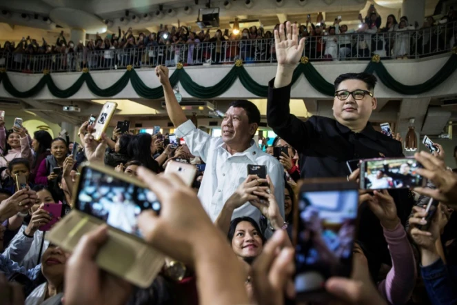 Un sosie du président philippin Rodrigo Duterte et celui du numéro-un nord-coréen Kim Jong Un ont suscité étonnement et stupeur lors d'un service religieux à Hong Kong, le 3 février 2019.