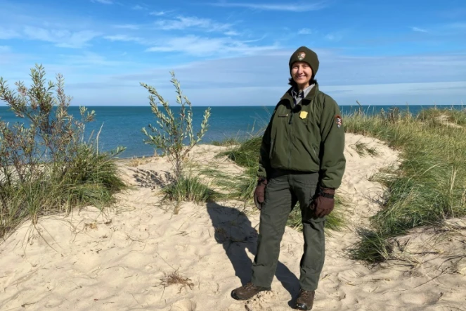 La biologiste Laura Brennan devant le lac Michigan dans le Parc national des Dunes de l'Indiana, le 2 novembre 2023