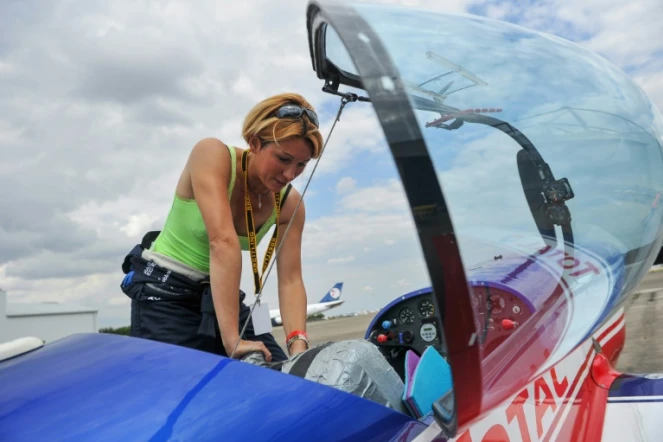 Mélanie Astles, membre de l?Equipe Nationale de France de Voltige, vérifie son avion à Chateauroux le 18 août 2015