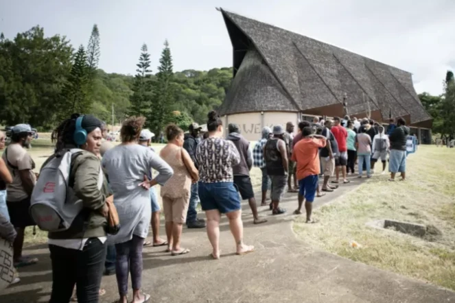 Devant le centre de vote de Kowé Kara, dans le nord de Nouméa, le 30 juin 2024 ( AFP / Delphine MAYEUR )