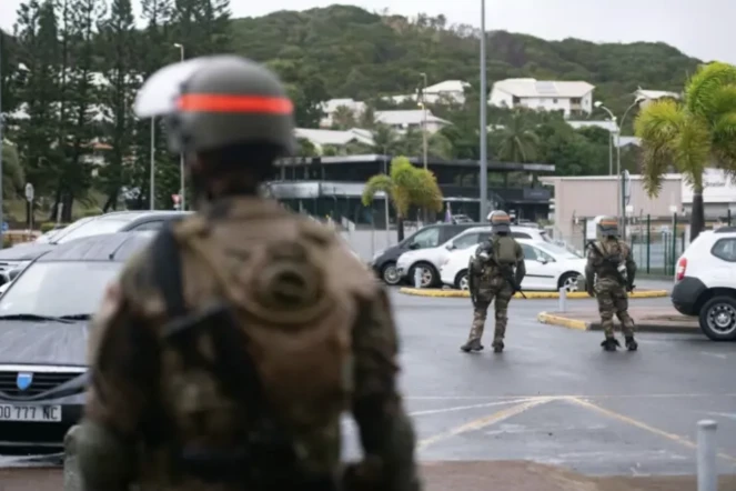 Des militaires du 8e RIMA sécurisent l'aéroport de Magenta à Nouméa, en Nouvelle-Calédonie, le 17 mai 2024 ( AFP / Delphine Mayeur )