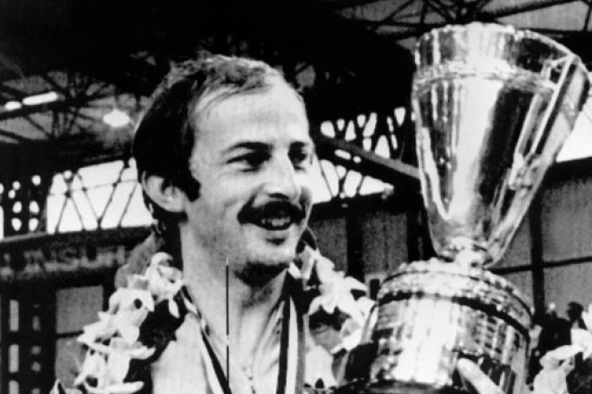 Le pongiste français Jacques Secrétin pose avec son trophée de champion du monde en double mixte (avec Claude Bergeret), le 5 avril 1977 à Birmingham (Angleterre)