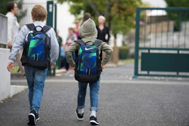 Selon plusieurs enquêtes, le harcèlement toucherait en primaire 12% des élèves, dont 5% de manière sévère, 10% au collège (7% de manière sévère), et 1,4% des lycéens.