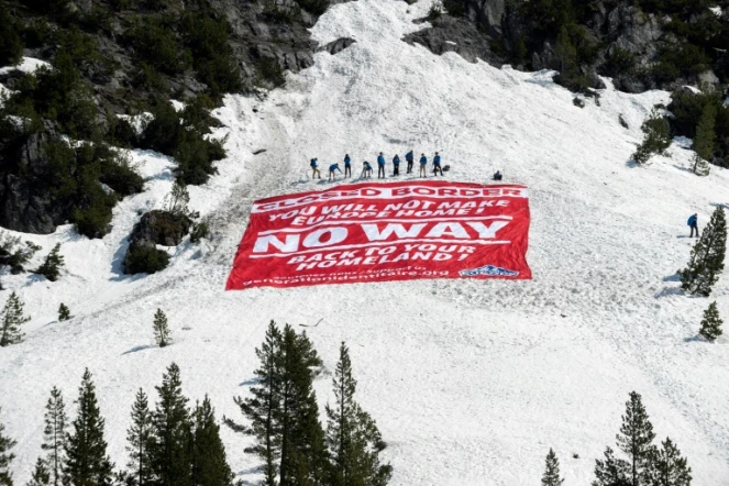 Des militants d'extrême droite ont pris position samedi 21 avril sur un col des Alpes pour "veiller à ce qu'aucun clandestin ne puisse rentrer en France" 