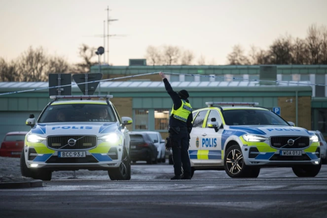Des policiers devant le centre d'enseignement pour adultes, deux jours après une fusillade, le 6 février 2025 à Örebro, en Suède