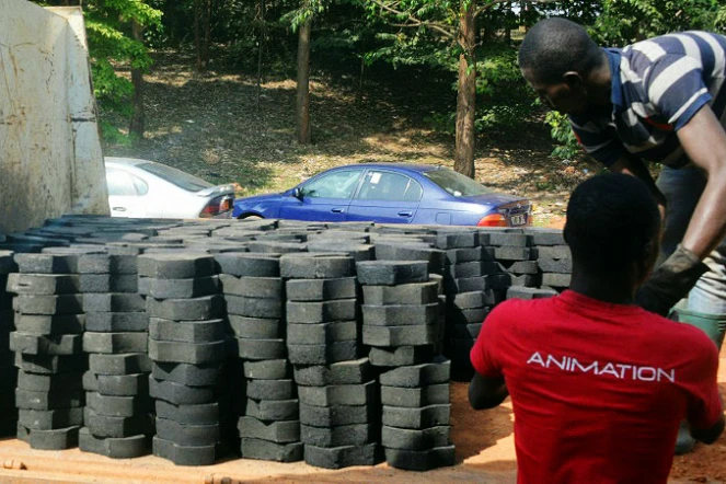 Des Camerounais pavent le sol avec des pavés fabriqués avec des déchets plastiques recyclés, le 1er février 2016 à Yaoundé 