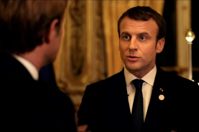 Capture d'écran d'une interview du président français Emmanuel Macron interrogé sur France 2 par le journaliste Laurent Delahousse, le 17 décembre 2017