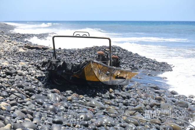 Saint-André : un bateau calciné échoué sur le littoral de Bois-Rouge [?]