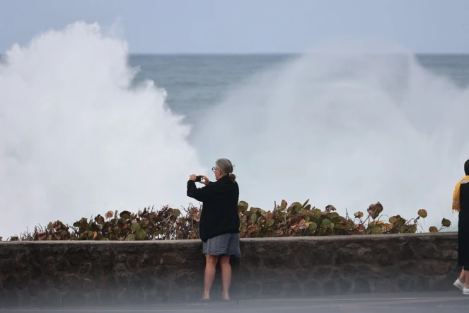 Maintien de la vigilance jaune vagues - submersion entre le Port et Saint-Philippe