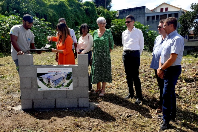 Saint-Pierre a posé lpose de la première pierre du futur béguinage à saint-pierre 