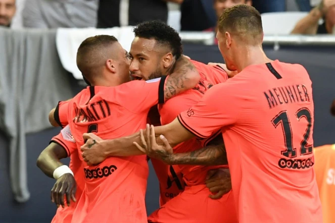 L'attaquant du PSG Neymar (c) est congratulé par ses coéquipiers après avoir inscrit un but contre Bordeaux, en L1, le 28 septembre 2018 à Bordeaux