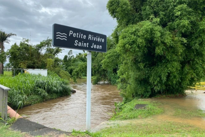 Pluies inondations petite rivière saint jean sainte-suzanne