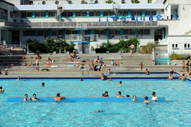 Des nageurs dans une piscine de Grenoble en août 2012