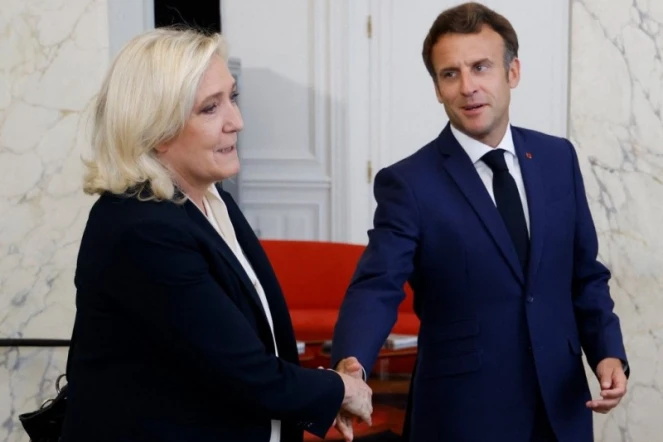 Emmanuel Macron discute avec Marine Le Pen pour un gouvernement d'union nationale
