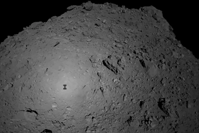 Photo envoyée par la sonde japonaise Hayabusa2 et transmise par l'agence japonaise d'exploration spatiale  le 3 octore 2018 montre l'ombre de Hayabusa2 sur l'astéroïde Ryugu