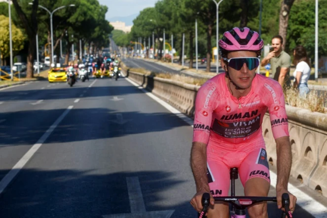 Le Britannique Simon Yates, vainqueur du Giro, le 1er juin 2025 à Rome