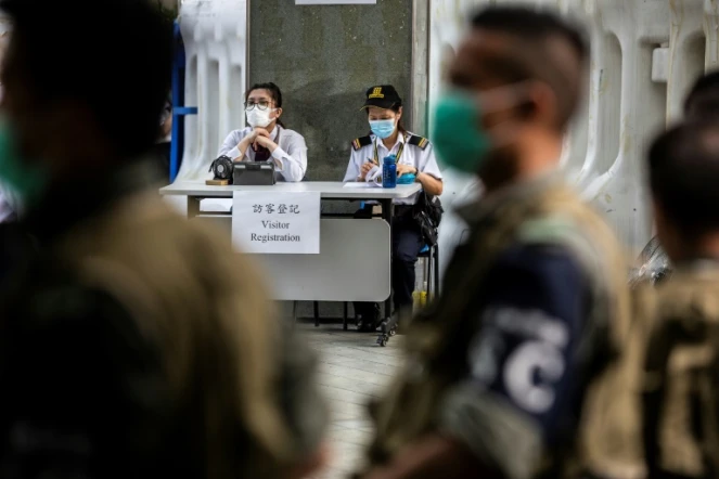 Des froces de sécurité devant le Consil législatif à Hong Kong, le 4 juin 2020