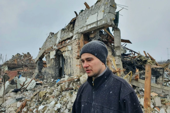 Oleg Roubak le 2 mars 2022 devant sa maison en ruines à Jytomyr, en Ukraine, après un bombardement dans lequel il a perdu son épouse