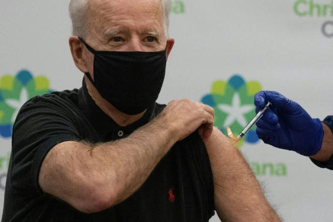 Le président élu des Etats-Unis, Joe Biden, reçoit la deuxième dose du vaccin de Pfizer/BioNTech, le 11 janvier 2021 à l'hôpital Christiana à Newark, dans le Delaware