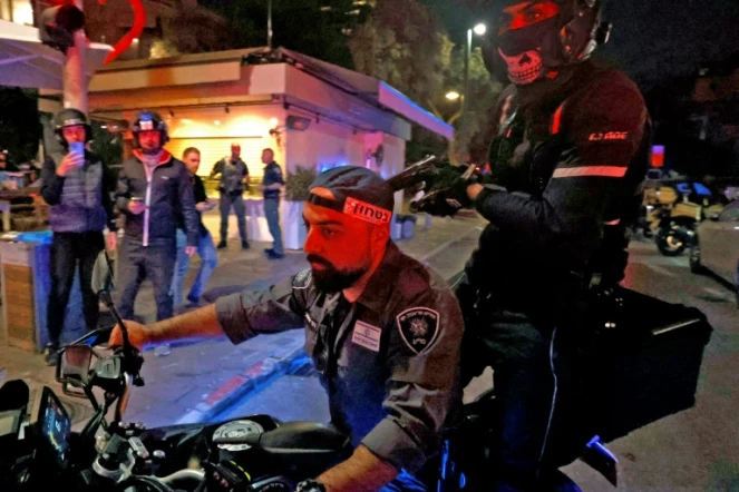Des forces de sécurité israéliennes arrivent sur les lieux d'une fusillade dans la rue Dizengoff à Tel Aviv le 7 avril 2022