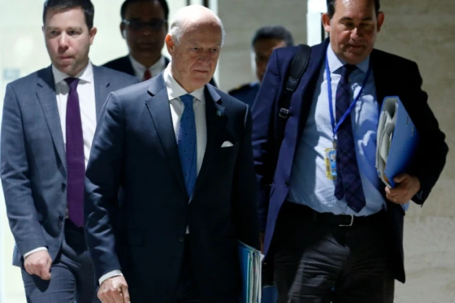 Arrivée de l'émissaire de l'ONU Staffan de Mistura (c), le 17 mars 2016 au siège de l'ONU à Genève pour les négociations sur la Syrie