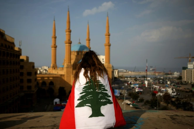 Une manifestante libanais enroulée dans le drapeau national, le 14 novembre 2019 dans le centre de Beyrouth