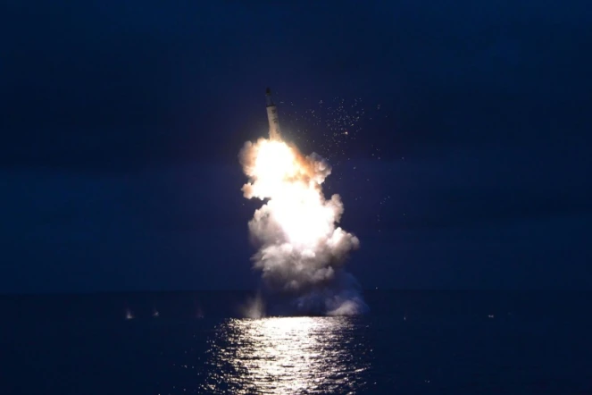 Photo non datée fournie le 25 août 2016 par l'agence nord-coréenne KCNA d'un tir de missile dans un lieu indéterminé 