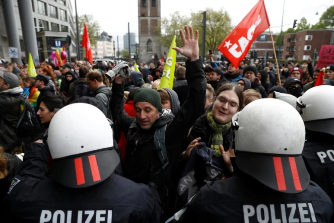 Des policiers contiennent des manifestants près de l'hôtel où se tient le congrès de l'AfD à Cologne le 22 avril 2017