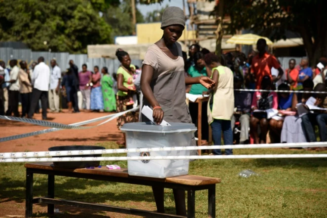 Une Ougandaise dépose son bulletin dans l'urne le 18 février 2016 à Mukono