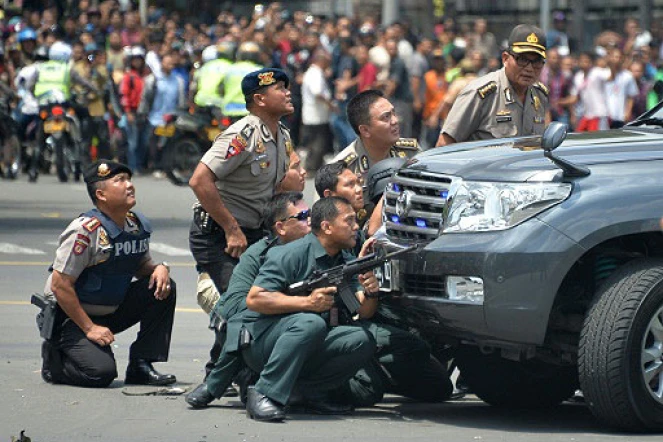 Des policiers indonésiens devant un café après une série d\'explosions dans le centre de Jakarta, le 14 janvier 2016