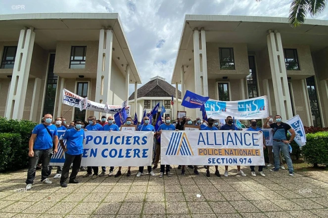 Policiers brûlés à Viry-Châtillon : rassemblement devant le tribunal pour dénoncer une 