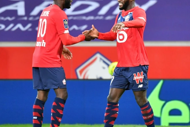 L'attaquant de Lille, Jonathan Bamba (d), fête avec le milieu Jonathan Ikoné l'ouverture du score lors du match de Ligue 1 à domicile face à Bordeaux, le 13 décembre 2020