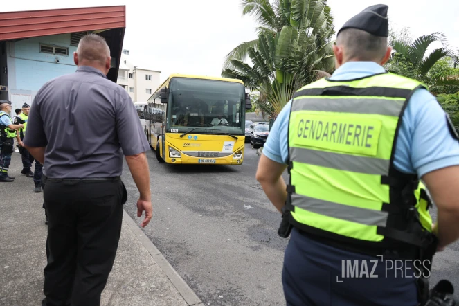 controle gendarmerie à la gare routière de saint-paul