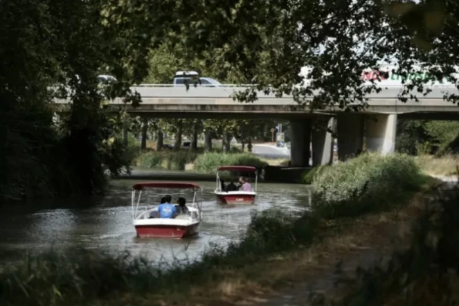 Le canal de la Robine, dans lequel la station d'épuration de Narbonne rejette les eaux traitées, dans le sud de la France, le 18 août 2022 