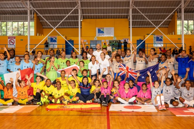 Saint-Denis : moment de partage entre les footballeuses de l'équipe de France et les jeunes réunionnaises