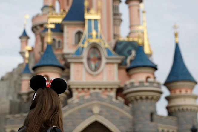 Disneyland Paris - "Vu le prix d'entrée, c'est honteux", "C'est vraiment le parc à Picsou", "Ils ont pété un câble ?" : la parade de Noël devient payante et met en colère tous les fans du parc. (Photo by IAN LANGSDON/AFP via Getty Images)