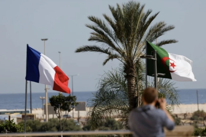 Paris est disposée à engager un bras de fer avec l'Algérie si elle ne revient pas sur sa décision d'expulser les douze fonctionnaires français ( AFP / Ludovic MARIN )