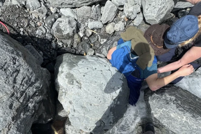 Un randonneur reste coincé sous un rocher de plus de 300 kilos et s'en sort indemne