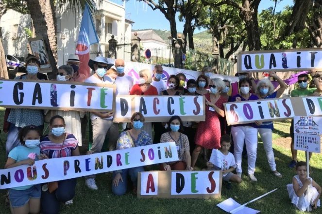 "SOS de la santé" : une cinquantaine de personnes réunies devant la préfecture 