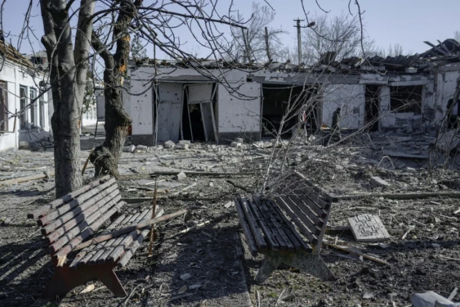 La cour de l'hôpital psychiatrique de Mykolaïv, en Ukraine, jonchée de débris après avoir été pilonnée par l'armée russe, le 22 mars 2022
