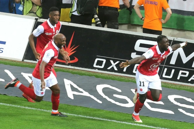 L'attaquant de Reims Grejohn Kyei (D) fou de joie après son but face à Ajaccio en L2 le 20 avril 2018