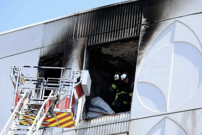 Des pompiers à l’intérieur de l’immeuble résidentiel où un incendie s’est déclaré à Nice, dans le sud de la France, le 18 juillet 2024. VALERY HACHE / AFP 