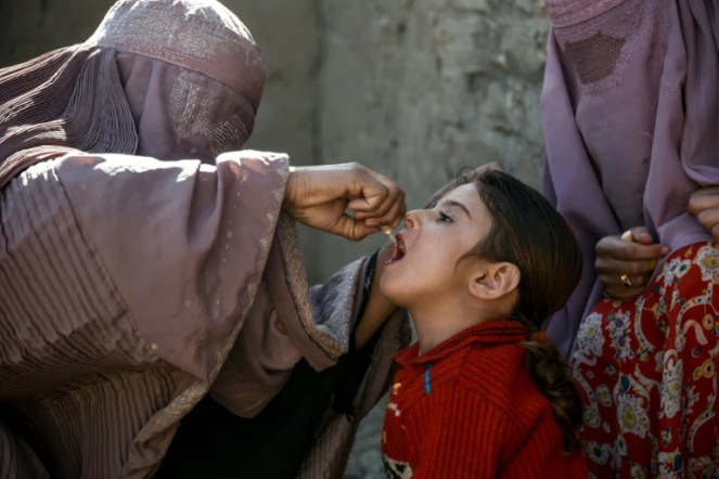 Une fillette reçoit une dose de vaccin contre la poliomyélite, le 20 mars 2019, dans la province de Kandahar, en Afghanistan