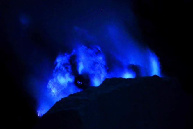 En Indonésie, un volcan crache des flammes bleues 