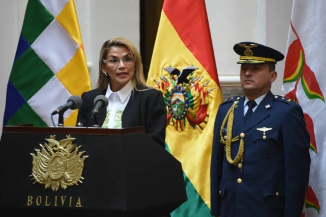 La présidente bolivienne par intérim Jeanine Anez tient une conférence de presse après avoir promulgué une loi convoquant de nouvelles élections, à La Paz le 24 novembre 2019