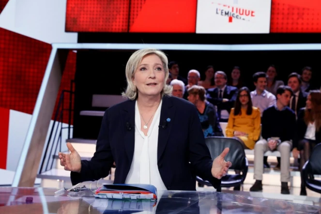 La candidate du Front national à la présidentielle, Marine Le Pen, sur le plateau de "L'Émission politique" sur France 2, le 9 février 2017 à Saint-Cloud