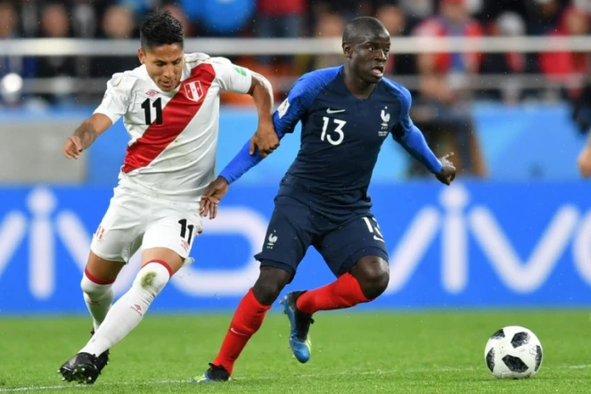 L'attaquant péruvien Raul Ruidiaz (à g.) et le Français N'Golo Kante lors de leur match du Groupe C à Iékatérinbourg, le 21 juin 2018 pendant le Mondial en Russie