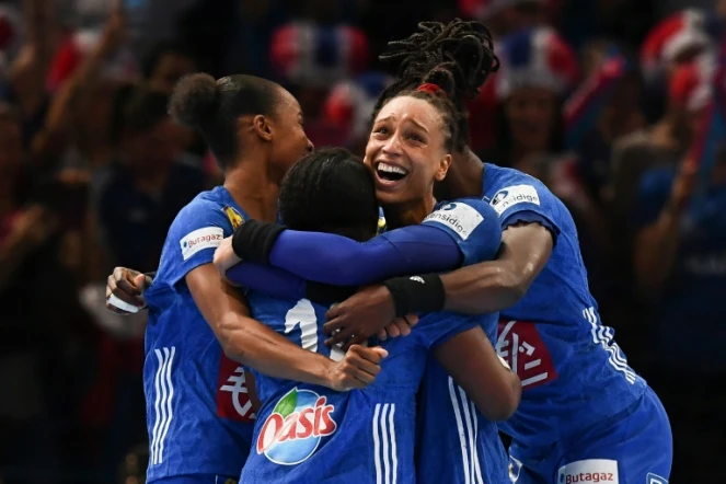 La pivot des Bleues de hand Béatrice Edwige (c) est congratulée par ses coéquipières après le match contre la Russie en finale de l'Euro-2018, le 16 décembre 2018 à Paris